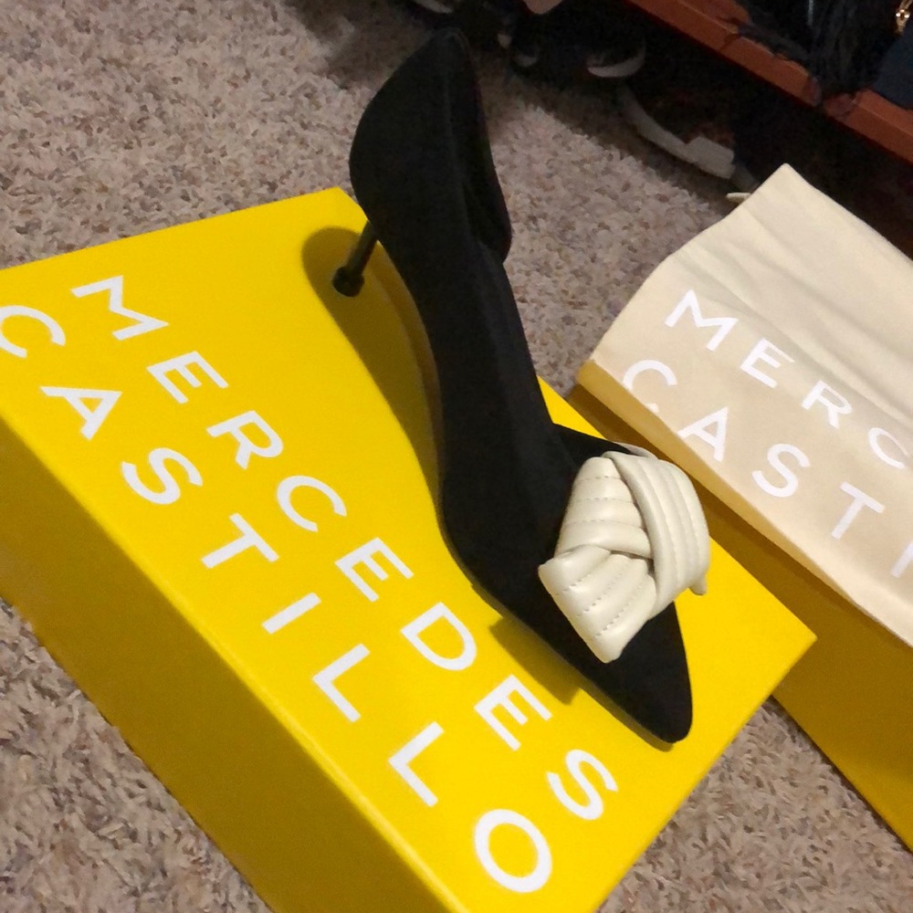 Mercedes Castillo black bow pumps 8.5